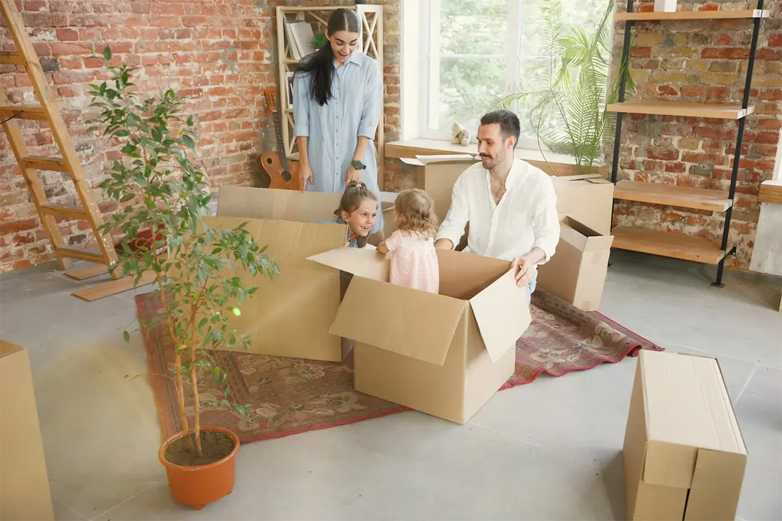 Ideas de diseño para crear un hogar acogedor | Estrategia #7 La disposición adecuada del mobiliario y la incorporación de elementos decorativos, como velas, plantas y obras de arte, pueden contribuir a crear una atmósfera cálida y confortable en el diseño.