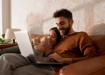 Busca un equilibrio entre la estética y la practicidad para diseñar una sala de estar moderna y funcional