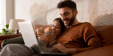 Busca un equilibrio entre la estética y la practicidad para diseñar una sala de estar moderna y funcional