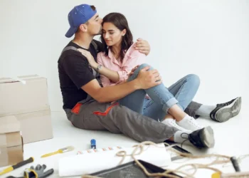 como aumentar el valor de tu propiedad a traves de la renovacion joven linda familia repara habitacion