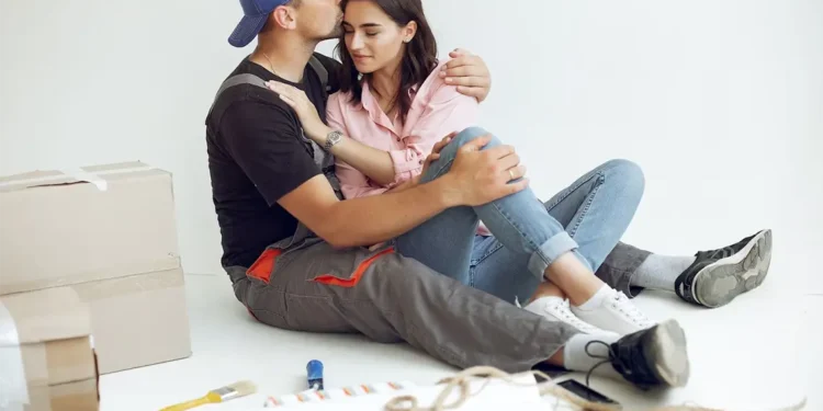 como aumentar el valor de tu propiedad a traves de la renovacion joven linda familia repara habitacion