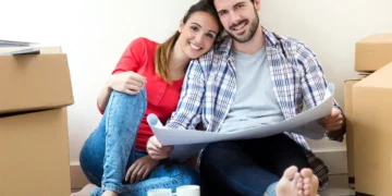 como elegir la ubicacion perfecta para tu hogar pareja joven movimiento casa nueva