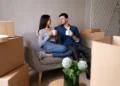 como hacer una mudanza eficiente y sin estres pareja mudarse su nuevo hogar tomando cafe en sofa