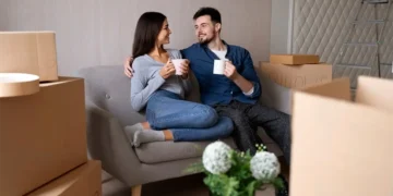 como hacer una mudanza eficiente y sin estres pareja mudarse su nuevo hogar tomando cafe en sofa