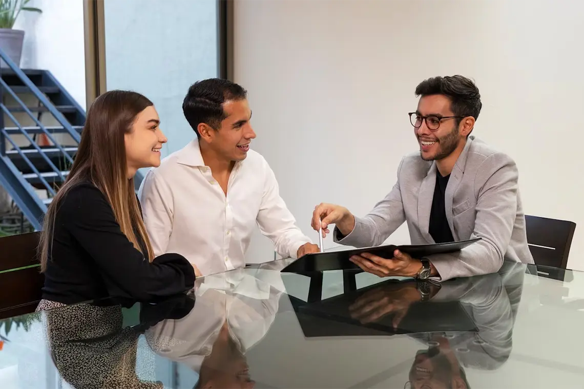 Consejos para encontrar un buen agente inmobiliario | Estrategia #10 Redactar un contrato y acuerdo de representación es fundamental antes de formalizar la relación con un agente inmobiliario.