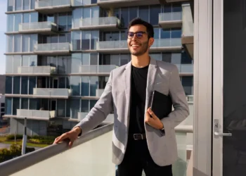 consejos para encontrar un buen agente inmobiliario vista frontal trabajando