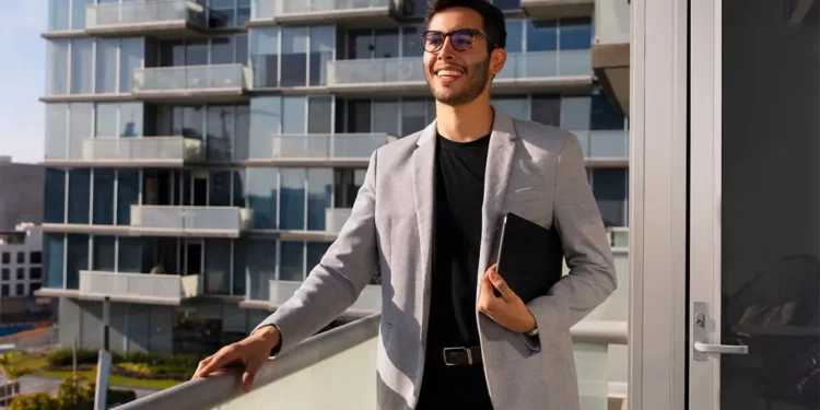 consejos para encontrar un buen agente inmobiliario vista frontal trabajando