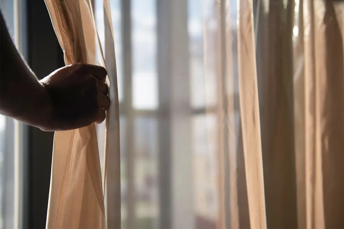 Ideas de decoración para un dormitorio tranquilo y relajante | Estrategia #20 Las cortinas opacas realzan la decoración de interiores y crean ambientes acogedores.
