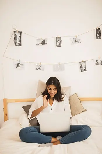 Ideas para crear un ambiente de trabajo en casa productivo | Estrategia #16 Explora un universo de posibilidades infinitas donde el arte y la productividad convergen en una armonía perfecta dentro del entorno de trabajo en casa.