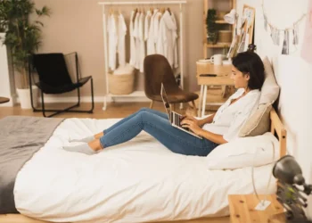 ideas para crear un ambiente de trabajo en casa productivo mujer que trabaja computadora portatil casa