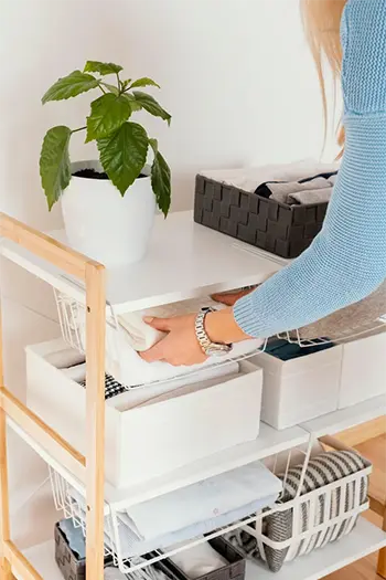 Ideas para organizar y optimizar tu espacio de almacenamiento | Estrategia #12 Los colgadores de múltiples niveles son útiles para maximizar el espacio en los armarios y para organizar y optimizar tu espacio de almacenamiento