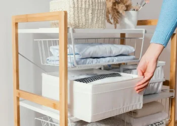 ideas para organizar y optimizar tu espacio de almacenamiento armario organizado casa y cajas