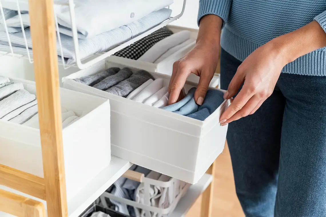 Ideas para organizar y optimizar tu espacio de almacenamiento | Estrategia #12 Elige cajas de tamaño uniforme para facilitar el apilamiento y organizar y optimizar tu espacio de almacenamiento