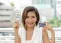 invertir en bienes raices con poco dinero exitosa mujer negocios hermosa dinero efectivo billetes dolares estadounidenses tarjeta credito