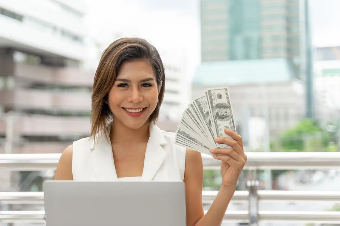 Cómo invertir en bienes raíces con poco dinero | Estrategia #9 Los REIT son una opción atractiva para invertir en bienes raíces con poco dinero.Los REIT son vehículos de inversión que permiten comprar acciones en una cartera diversificada de propiedades inmobiliarias gestionadas por una empresa especializada.