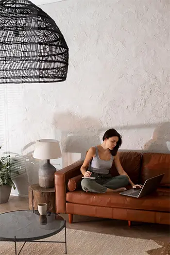 Ideas para diseñar una sala de estar moderna y funcional | Estrategia #24 La iluminación adecuada es esencial para crear una sala de estar acogedora y funcional.