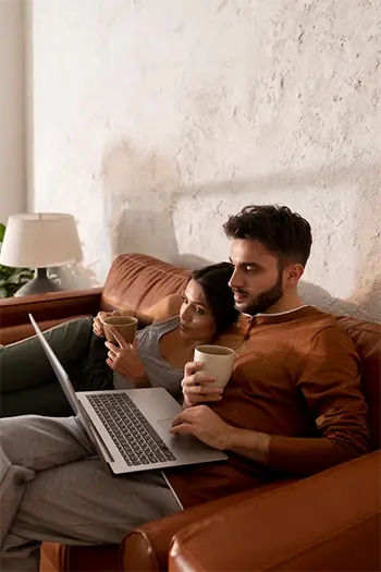 Ideas para diseñar una sala de estar moderna y funcional | Estrategia #24 La integración de dispositivos inteligentes mejora la funcionalidad y comodidad de la sala de estar.