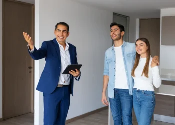 pareja joven medio hablando agente inmobiliario de frente