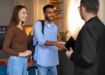 siguiendo estas valiosas estrategias para hacer una oferta competitiva en una casa deseada