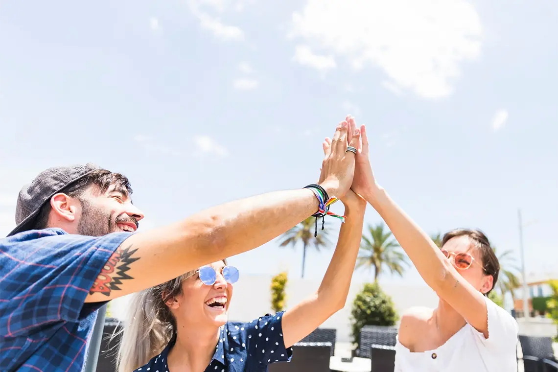Mundo Inmobiliario: Ideas para crear un área de entretenimiento al aire libre | Estrategia #28 Los sistemas de sonido integrados son esenciales en el mundo inmobiliario para crear un área de entretenimiento al aire libre completa y envolvente.