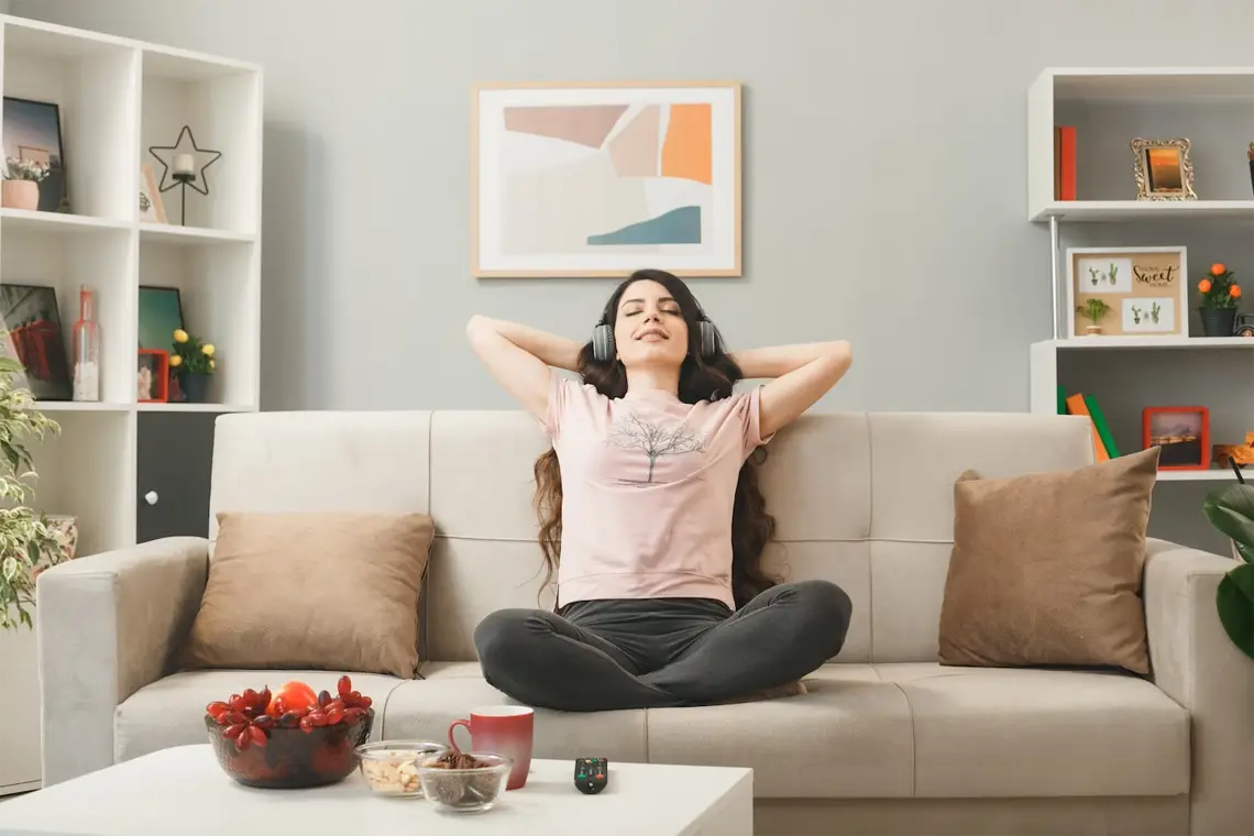 Ideas de decoración para un dormitorio tranquilo y relajante | Estrategia #20 Los sonidos relajantes complementarán las ideas de decoración y crearán un ambiente acogedor y propicio para el descanso y la relajación en el hogar.