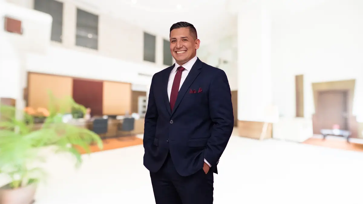 Giancarlo Montes de Oca, Director General de la inmobiliaria LyG Bienes Raíces en Arequipa, liderando un equipo de expertos.