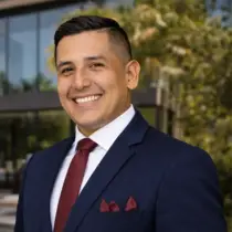 Giancarlo Montes de Oca, agente inmobiliario destacado y líder de LyG Bienes Raíces en Arequipa.