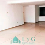 Hermoso departamento en Cerro Colorado, ubicado en el quinto piso de un condominio con ascensor.