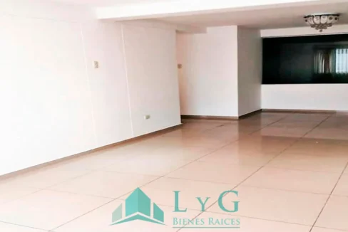 Hermoso departamento en Cerro Colorado, ubicado en el quinto piso de un condominio con ascensor.