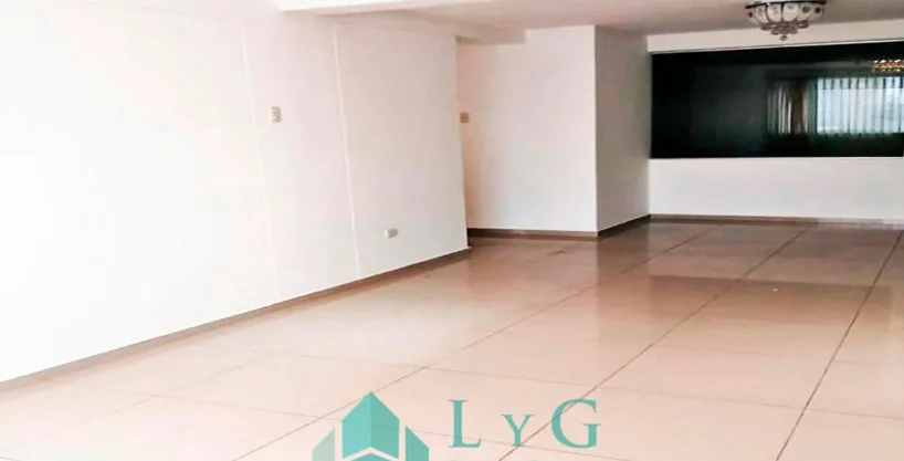 Hermoso departamento en Cerro Colorado, ubicado en el quinto piso de un condominio con ascensor.